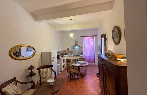 Violes Cottage | Gite in the Prince de Provence Vineyards - At Mas Des Armouriers, with Pool