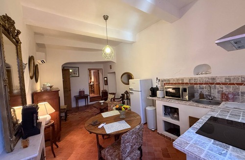 Violes Cottage | Gite in the Prince de Provence Vineyards - At Mas Des Armouriers, with Pool