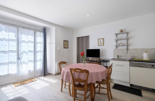 Regades House | Gite L'aventura: Privileged Setting with Mountain Views