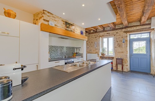 Jayac House | Gîte La Mauratie with Shared Pool, Private Terrace, and Wi-Fi