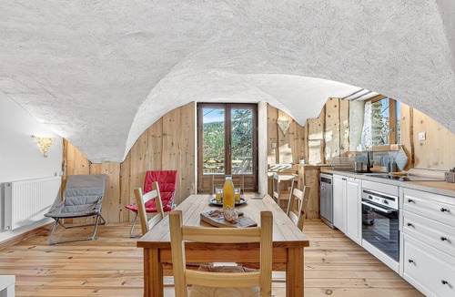 Saint-Disdier House | Gîte 'Lézard' with Mountain View, Private Terrace, and Wi-Fi