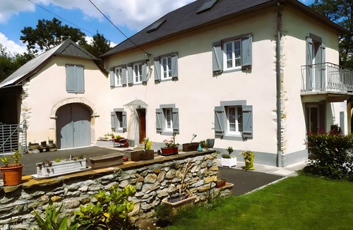 Oloron-Sainte-Marie House | Gite louplàa – Renovated Farmhouse in a Rural Setting