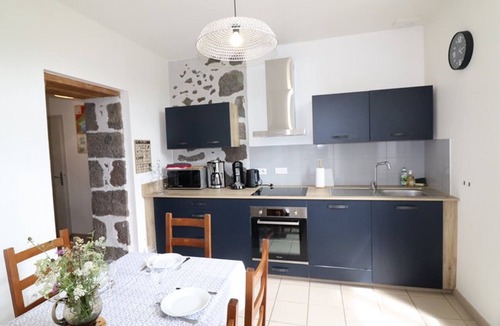Saint-Martin-Valmeroux Cottage | Gite Saint-Martin-Valmeroux, 4 bedrooms, 8 persons