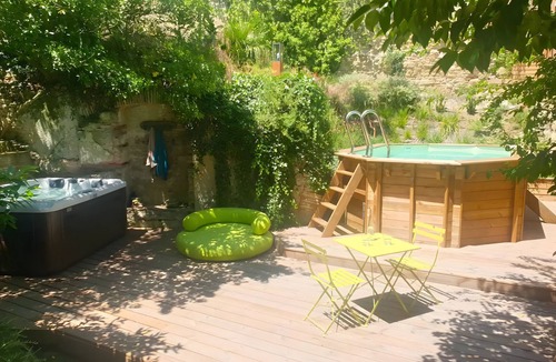 Castelnaudary House | Gite VertCastel – Charming Green Retreat with Pool and Spa