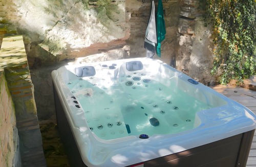 Castelnaudary House | Gite VertCastel – Charming Green Retreat with Pool and Spa