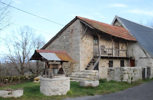 Saint-Gerons House | Gite with Lake Access, Enclosed Garden & View – Cantal, Near Saint-Etienne-Cantales