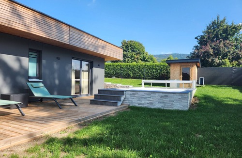 Seynod House | Gîte with private pool Annecy, France