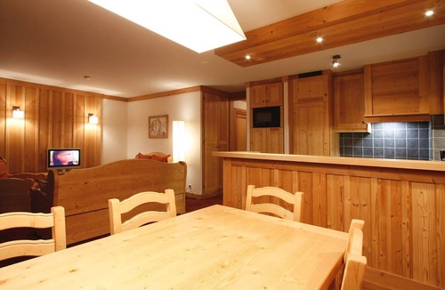Mont-de-Lans Apartment | Grand Alpine Retreat for large group