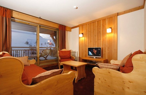 Mont-de-Lans Apartment | Grand Alpine Retreat for large group