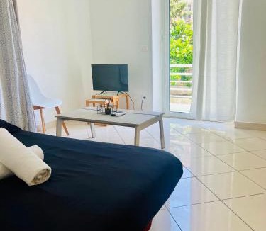 La Madeleine Apartment | Grand studio dans villa - Emplacement unique - Proche mer - Clim - Grande Terrasse