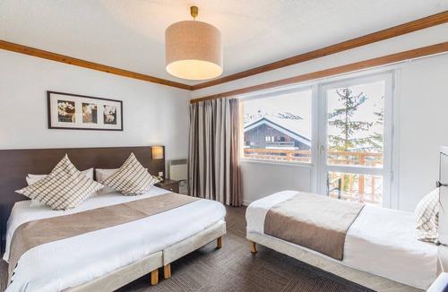 Meribel-Mottaret Hotel | Grande Chambre Ski Aux Pieds | Jacuzzi extérieur!