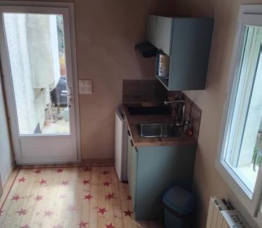 Vauvert Apartment | Grande chambre lumineuse avec cuisine,sdb et accès a un jolie jardin