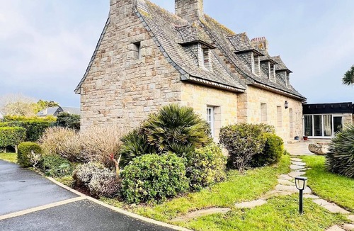 Brignogan-Plage House | Granite villa on the beach fenced palm garden.
