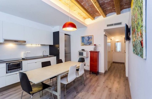 el Camp d'en Grassot i Gracia Nova Apartment | Great apartment to experience all the charms of Barcelona while staying in a central location! It has 3 comfortable and cozy bedrooms each one with a small living room area.