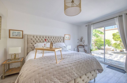 Saint-Christoly-Medoc Bed & Breakfast | Guest House 'Le Patio Du Port' with Private Terrace, Wi-Fi and Air Conditioning