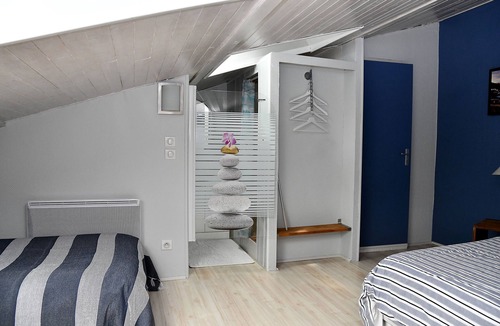 Mios Bed & Breakfast | Guest Room 'Chambre du haut' with Shared Pool, Wi-Fi, and Air Conditioning