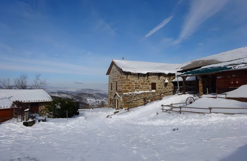 Lafarre Bed & Breakfast | Guest Room 'Chambre Églantine' with Mountain View, Shared Garden and Wi-Fi