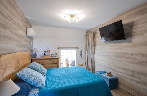 Plantades Bed & Breakfast | Guest Room 'Chambre Michaël': Mountain View, Shared Garden, Air Conditioning