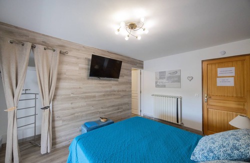 Plantades Bed & Breakfast | Guest Room 'Chambre Michaël': Mountain View, Shared Garden, Air Conditioning