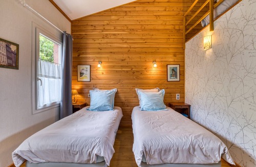 Soubes Bed & Breakfast | Guest Room “Chambre Paul” with Shared Pool, Terrace & Wi-Fi