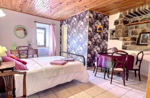 Chazeaux Bed & Breakfast | Guest Room “L’Adrienne” with Shared Garden and Wi-Fi