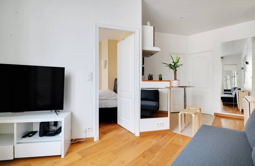 Quartier de Rochechouart Apartment | GuestReady - Neat stay near the wall of Love