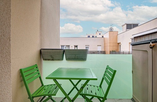 Romainville Apartment | GuestReady - Spacious flat for 2 with a balcony