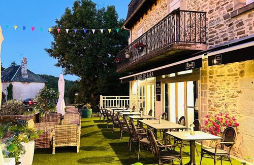 Roannes-Saint-Mary Hotel | Hôtel Le Castanea Entre Aurillac et Marcolès Auvergne