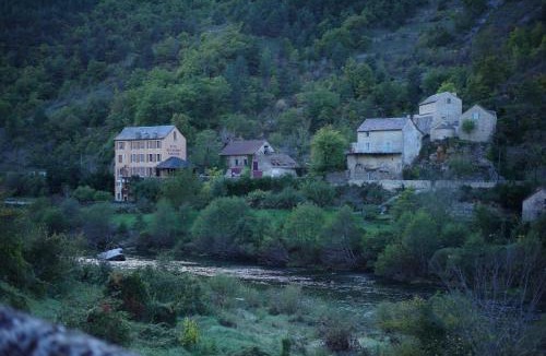 Massegros Causses Gorges Hotel | Hôtel-Restaurant Le Parisien