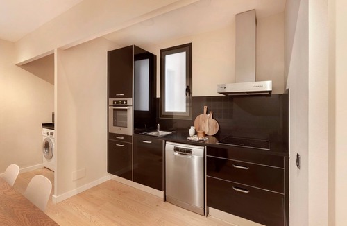 Sant Gervasi Apartment | HAUS/LLAR/HOME - Two Bedroom Apartment with Balcony