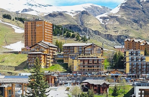 Orcieres-Merlette Apartment | Heart of resort, large 5-person studio at foot of slopes with panoramic view,