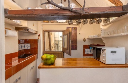 Besalu House | Historic house in Besalú, air conditioning, Wi-Fi, sleeps 4, 2 full bathrooms