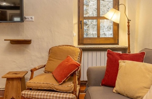 Besalu House | Historic house in Besalú, air conditioning, Wi-Fi, sleeps 4, 2 full bathrooms