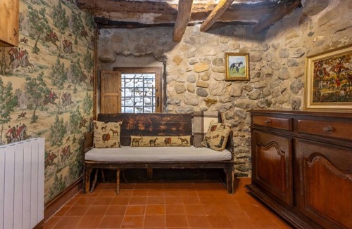 Besalu House | Historic house in Besalú, air conditioning, Wi-Fi, sleeps 4, 2 full bathrooms