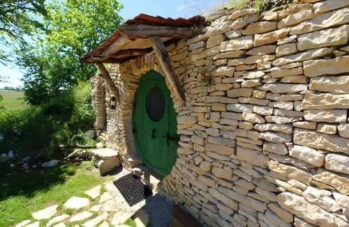 Lavaurette House | Hobbit House: A Magical Escape in the Heart of Middle-earth
