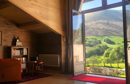 Iholdy Bed & Breakfast | Hocha Guest Rooms with Private Garden and Wi-Fi