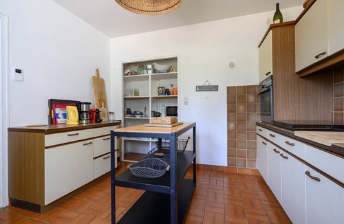 Entraigues-sur-la-Sorgue House | Holiday Home “Villa Les 2 Pins Piscine” – Garden, Trampoline, Sleeps 14