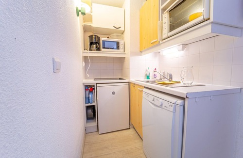 Saint-Francois-Longchamp Apartment | Holiday Apartment "Sfl 1 Couchages" with Balcony, Shared Pool & Wi-Fi