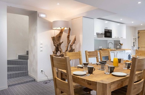 Nancroit Apartment | Holiday apartment over 2 floors with mountain view