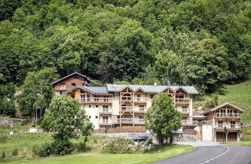 Nancroit Apartment | Holiday apartment over 2 floors with mountain view