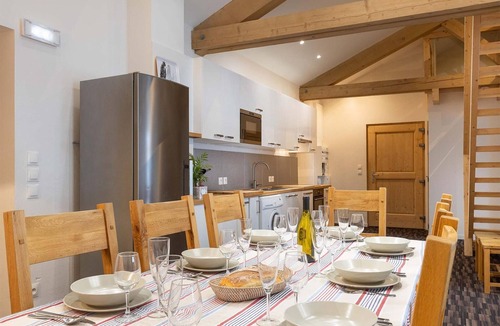 Nancroit Apartment | Holiday apartment over 2 floors with mountain view