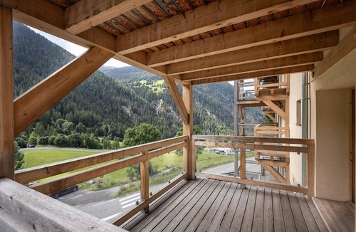 Nancroit Apartment | Holiday apartment over 2 floors with mountain view