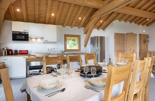Nancroit Apartment | Holiday apartment over 3 floors with mountain view