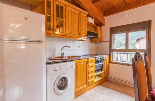 Les Iglesies Apartment | Holiday Apartment "Casa Batlle Ginebro" with Mountain View & Wi-Fi
