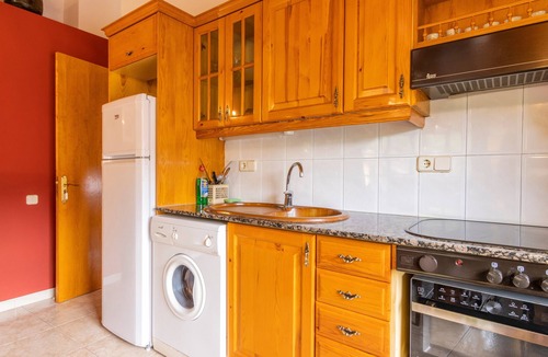 Les Iglesies Apartment | Holiday Apartment "Casa Batlle Ginebro" with Mountain View & Wi-Fi