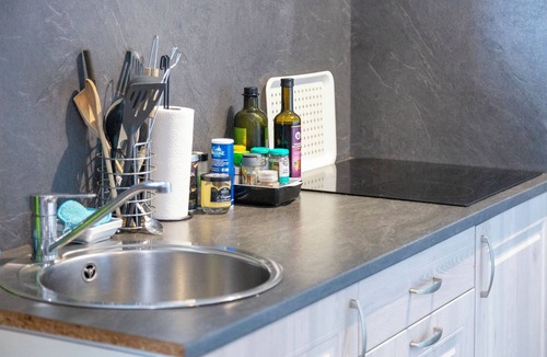 Guilvinec Apartment | Holiday Apartment "L'Eclose Ty Gwen" with Private Terrace, Shared Garden & Wi-Fi