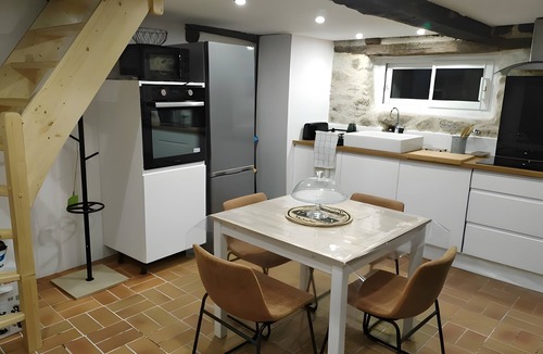 Saint-Mamet-la-Salvetat House | Holiday Home 'La Maisonnette De Raphaël' with Private Garden and Wi-Fi