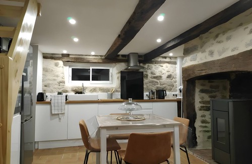 Saint-Mamet-la-Salvetat House | Holiday Home 'La Maisonnette De Raphaël' with Private Garden and Wi-Fi