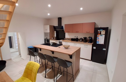 Saint-Mamet-la-Salvetat House | Holiday Home 'La Maison De Louis' with Private Terrace, Private Garden and Wi-Fi