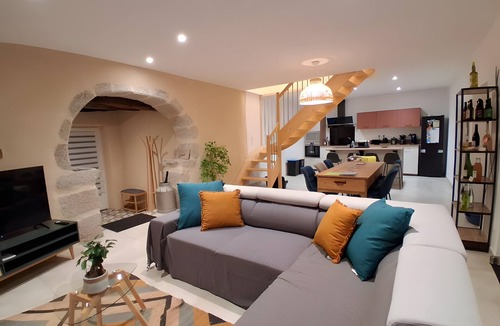 Saint-Mamet-la-Salvetat House | Holiday Home 'La Maison De Louis' with Private Terrace, Private Garden and Wi-Fi
